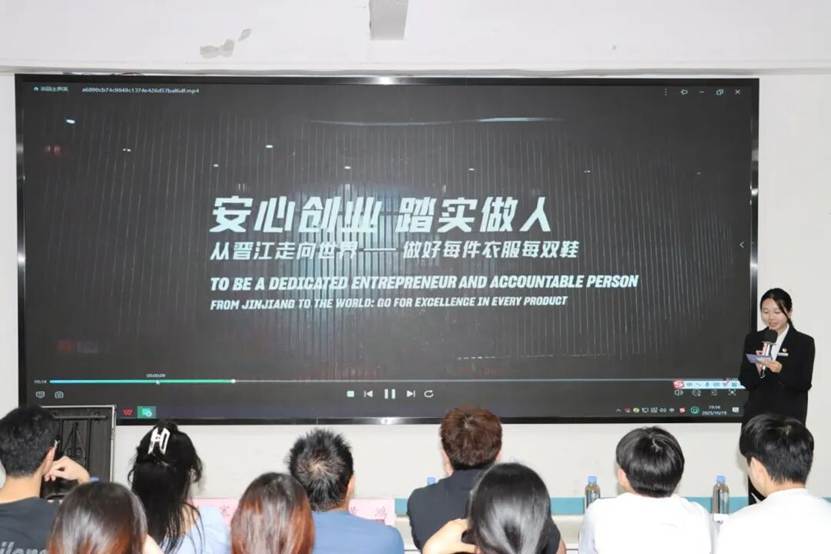 一群人在台上演讲 AI 生成的内容可能不正确。 一群人在台上演讲 AI 生成的内容可能不正确。