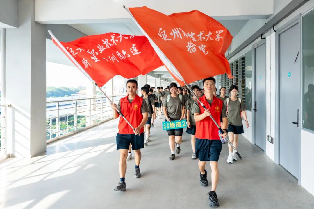 晨曦为号，步履为歌！泉大4000余名新生完成10公里行军拉练