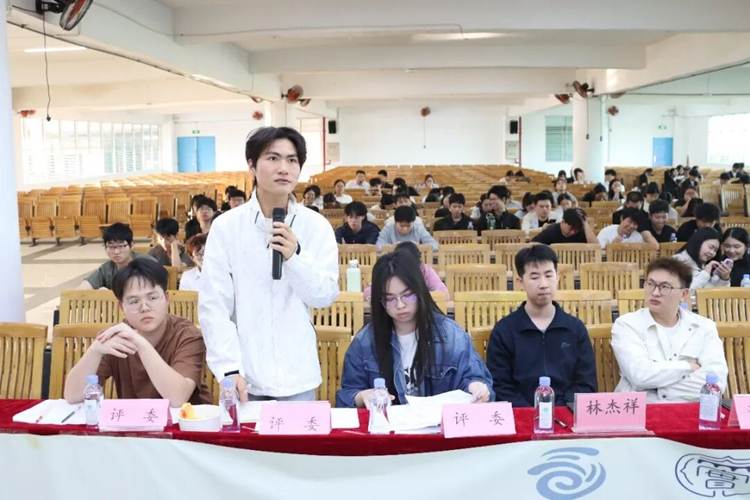 一群人站在桌子边 AI 生成的内容可能不正确。