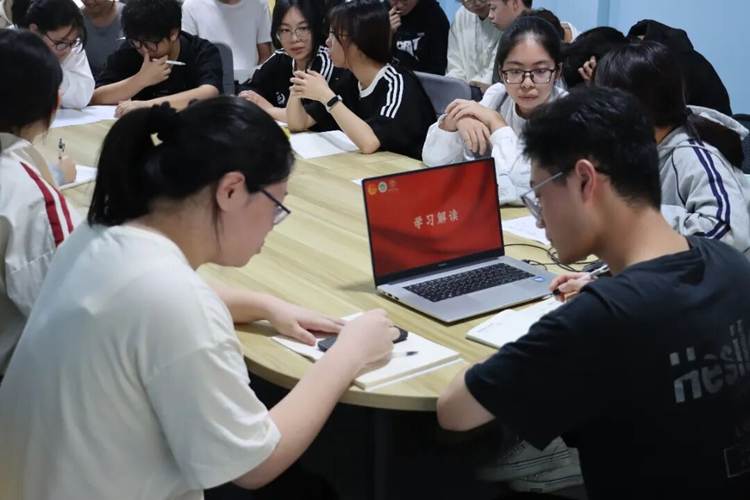 会议室里的人们 AI 生成的内容可能不正确。