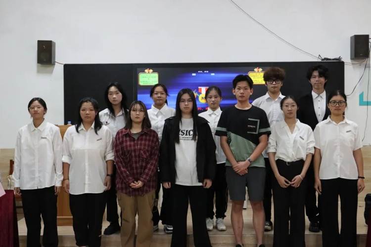 一群人站在一起 AI 生成的内容可能不正确。