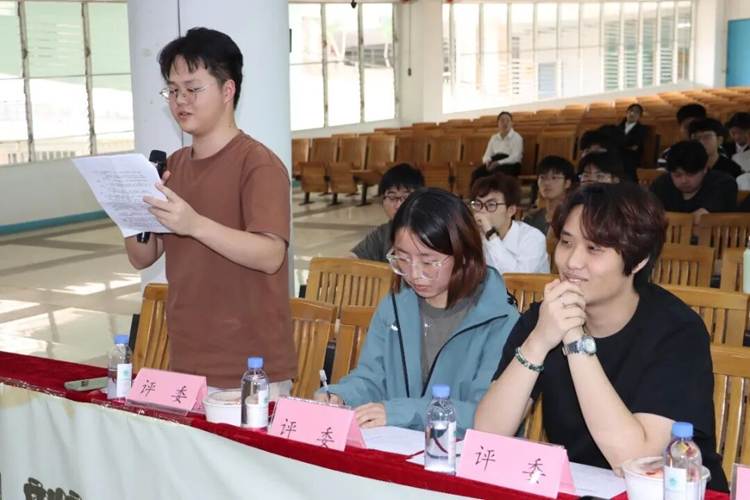 一群人正在用餐聊天 AI 生成的内容可能不正确。