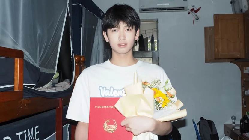 男孩在房间里 AI 生成的内容可能不正确。 男孩在房间里 AI 生成的内容可能不正确。