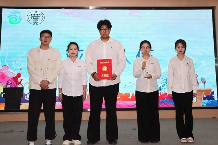 一群人站在一起 AI 生成的内容可能不正确。