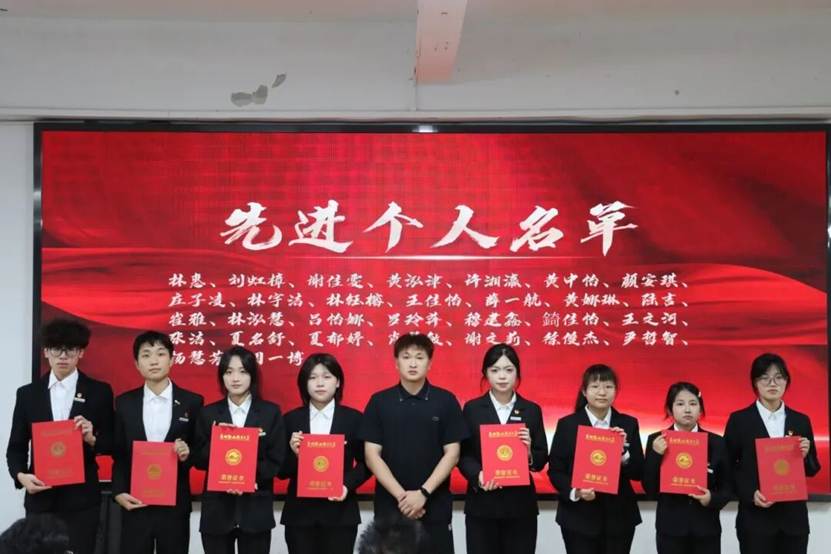 一群人站在一起 AI 生成的内容可能不正确。