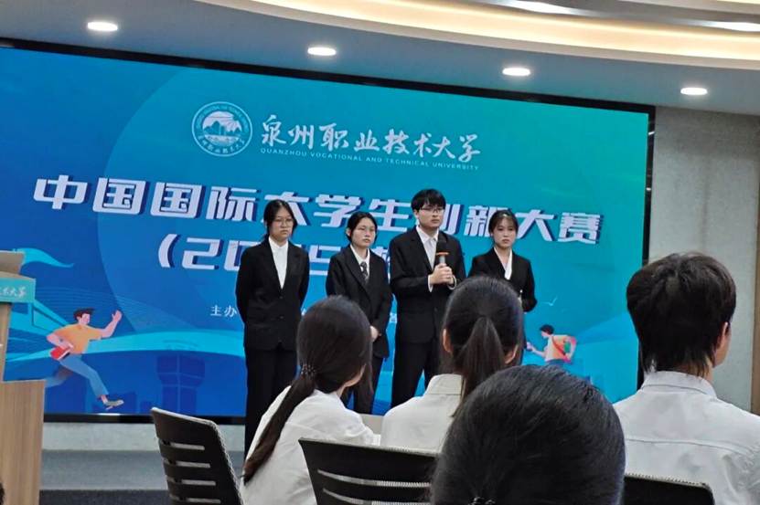 图片包含 人, 室内, 男人, 桌子 AI 生成的内容可能不正确。 图片包含 人, 室内, 男人, 桌子 AI 生成的内容可能不正确。