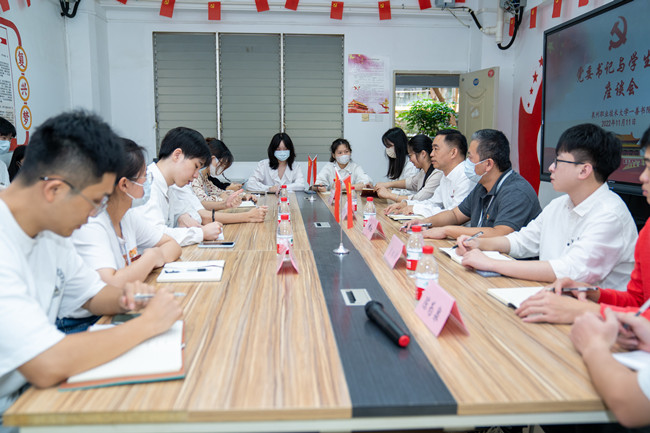 党委书记走进学生党务工作室宣讲党的二十大精神_副本.jpg 党委书记走进学生党务工作室宣讲党的二十大精神_副本.jpg