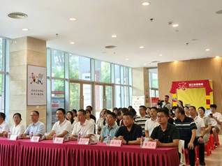 会议室里的人们 AI 生成的内容可能不正确。 会议室里的人们 AI 生成的内容可能不正确。