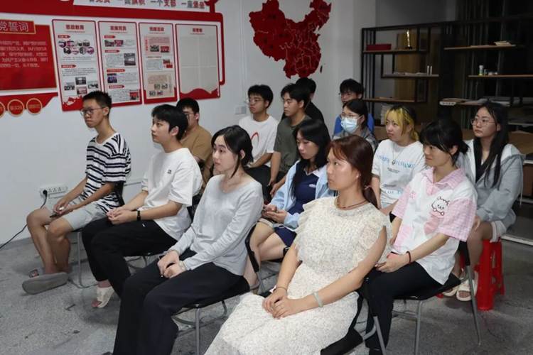 一群人在跳舞 AI 生成的内容可能不正确。