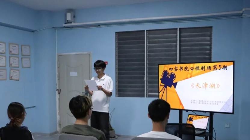 人们在房间里 AI 生成的内容可能不正确。