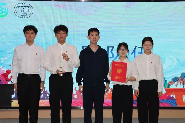 一群人站在一起 AI 生成的内容可能不正确。