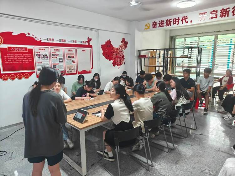 餐厅里的人们 AI 生成的内容可能不正确。