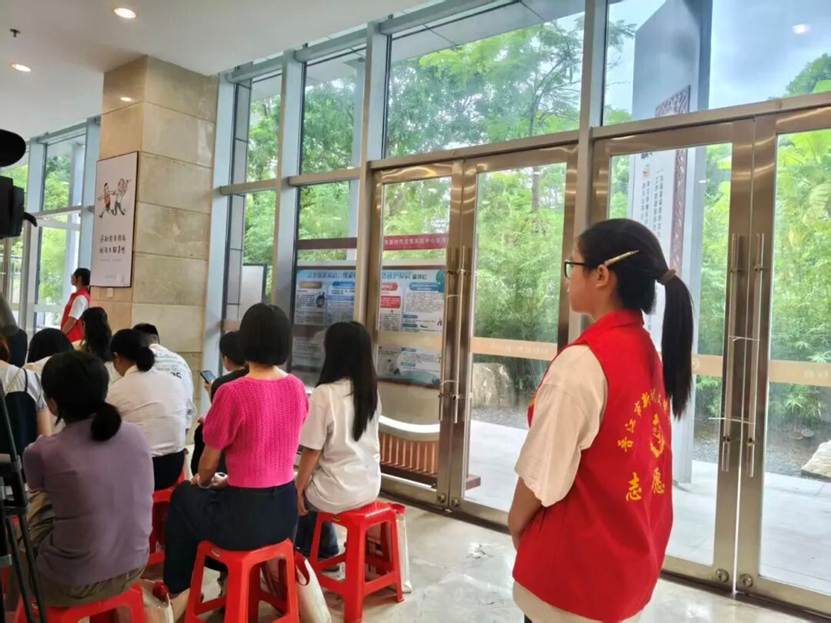 一群人站在窗户边 AI 生成的内容可能不正确。 一群人站在窗户边 AI 生成的内容可能不正确。