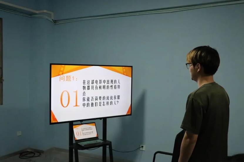 图片包含 人, 室内, 男人, 站 AI 生成的内容可能不正确。