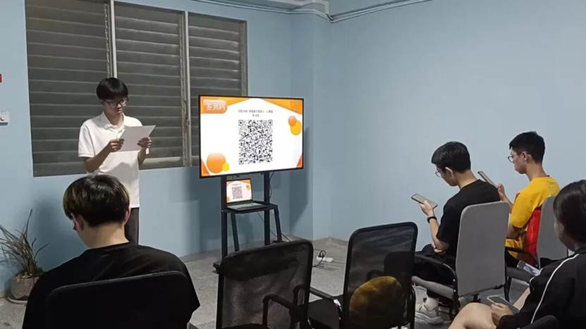 图片包含 人, 男人, 室内, 笔记本 AI 生成的内容可能不正确。