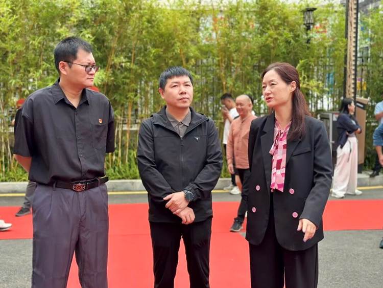 一群人站在一起 AI 生成的内容可能不正确。