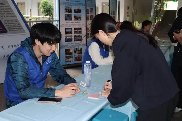 几个人在桌子前 AI 生成的内容可能不正确。