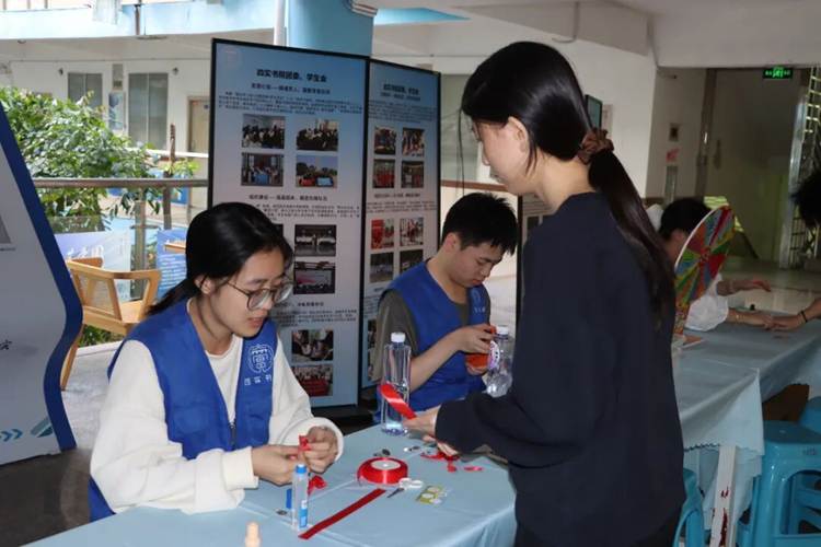 图片包含 人, 桌子, 室内, 男人 AI 生成的内容可能不正确。