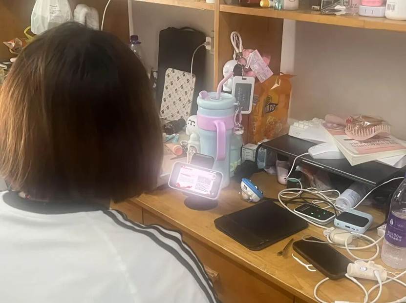 桌子上的电脑和人 AI 生成的内容可能不正确。