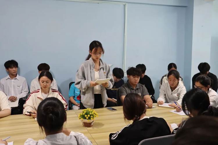 一群人坐在房间里 AI 生成的内容可能不正确。