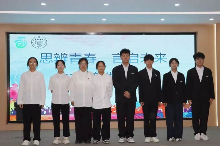 一群人站在壁报板前 AI 生成的内容可能不正确。