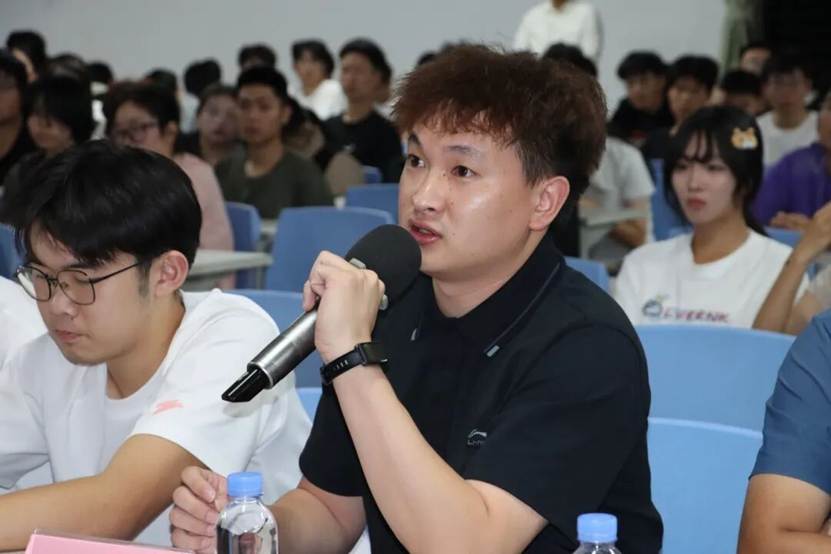 一群人看着桌子上 AI 生成的内容可能不正确。