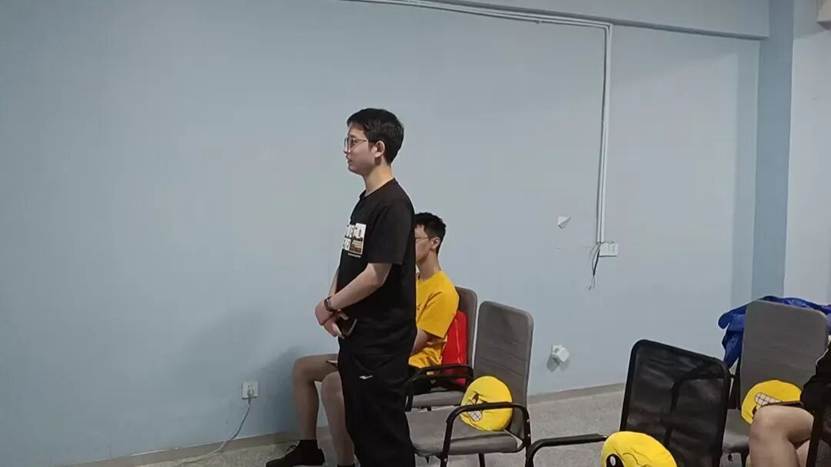 图片包含 男人, 站, 年轻, 前 AI 生成的内容可能不正确。