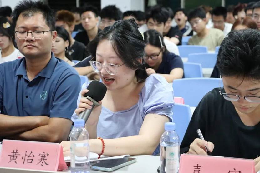 一群人正在聊天 AI 生成的内容可能不正确。 一群人正在聊天 AI 生成的内容可能不正确。