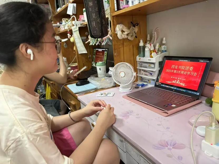 图片包含 人, 室内, 女人, 笔记本 AI 生成的内容可能不正确。 图片包含 人, 室内, 女人, 笔记本 AI 生成的内容可能不正确。