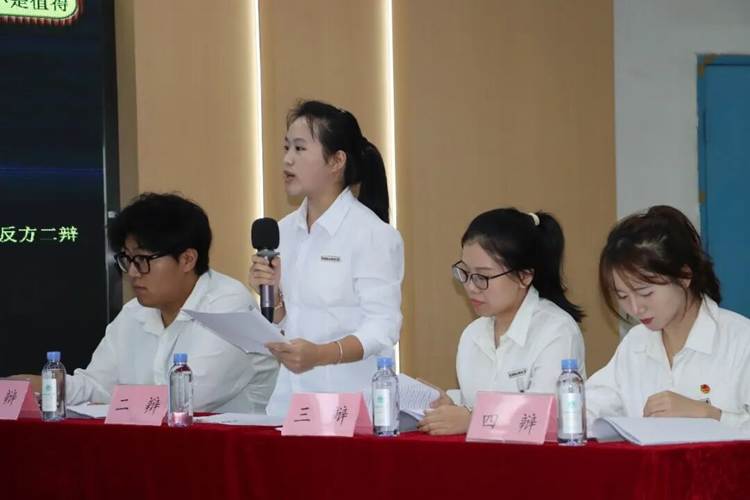 一群人正在用餐聊天 AI 生成的内容可能不正确。