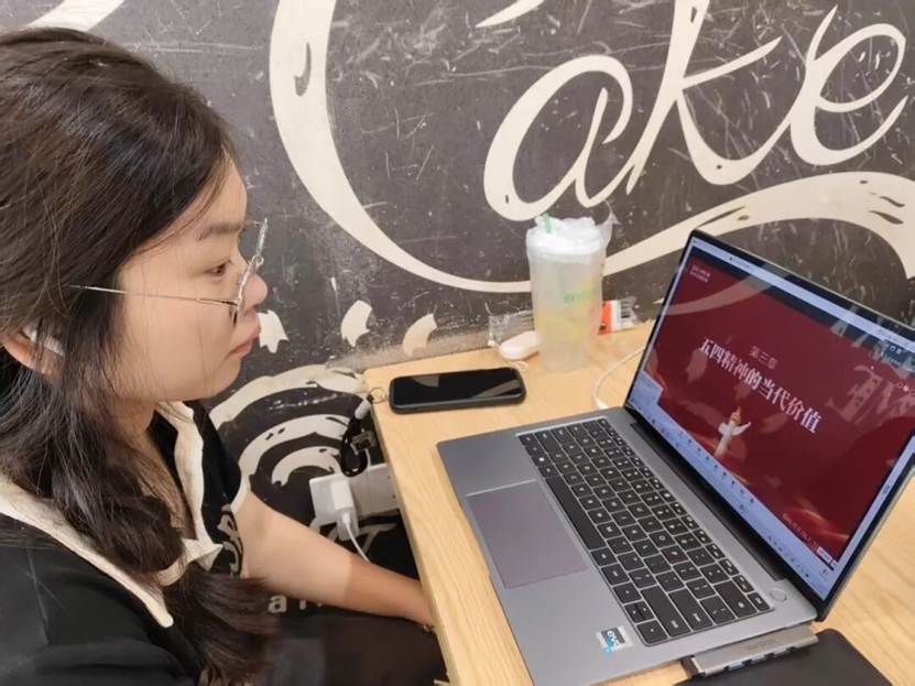 笔记本电脑前的人 AI 生成的内容可能不正确。 笔记本电脑前的人 AI 生成的内容可能不正确。