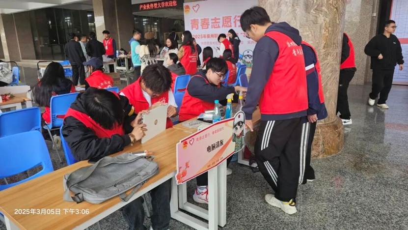 人们在看台上的人和行李箱 AI 生成的内容可能不正确。 人们在看台上的人和行李箱 AI 生成的内容可能不正确。