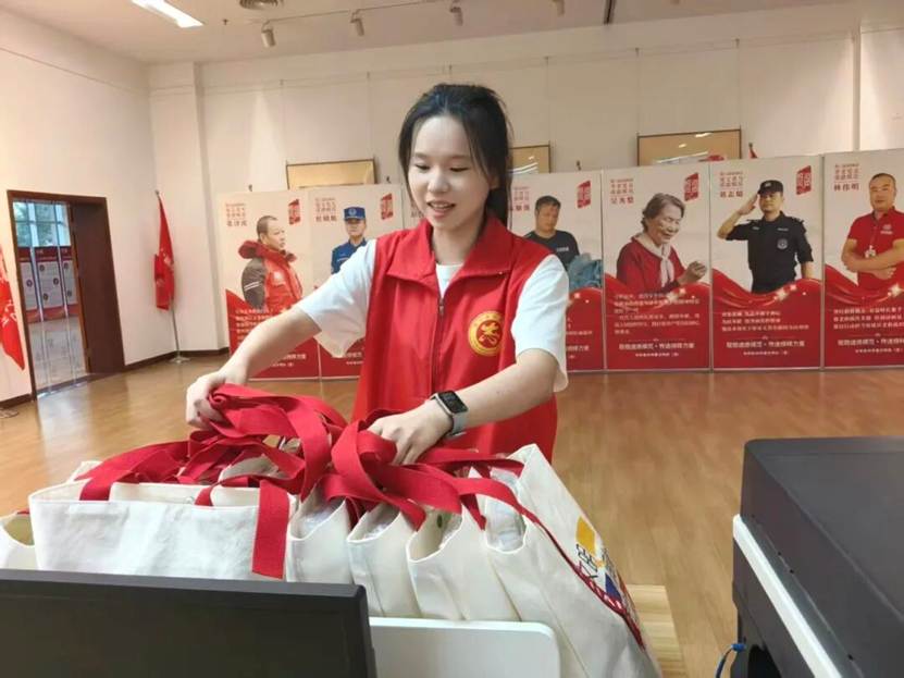 人站在桌子边 AI 生成的内容可能不正确。 人站在桌子边 AI 生成的内容可能不正确。