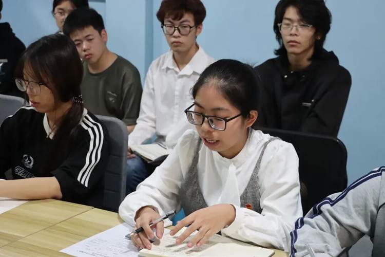 一群人坐在桌子前 AI 生成的内容可能不正确。 一群人坐在桌子前 AI 生成的内容可能不正确。