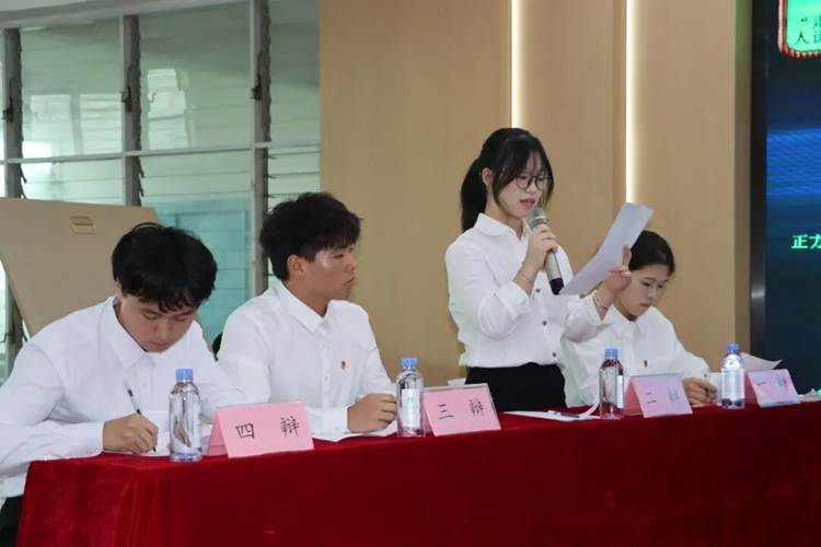 一群人在桌子前 AI 生成的内容可能不正确。