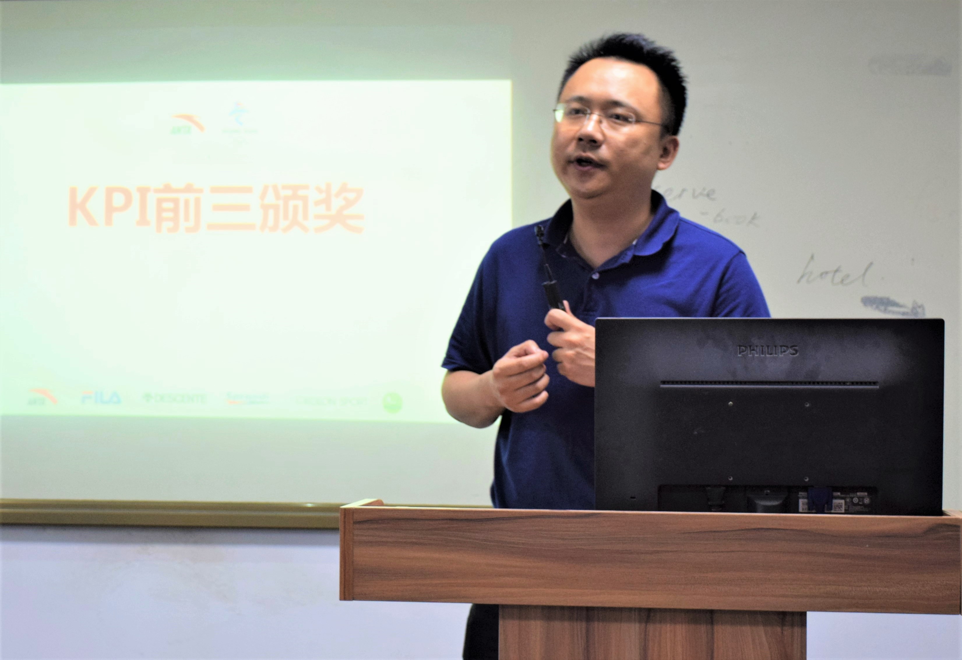 商学院院长吴剑峰老师发表讲话.JPG 商学院院长吴剑峰老师发表讲话.JPG